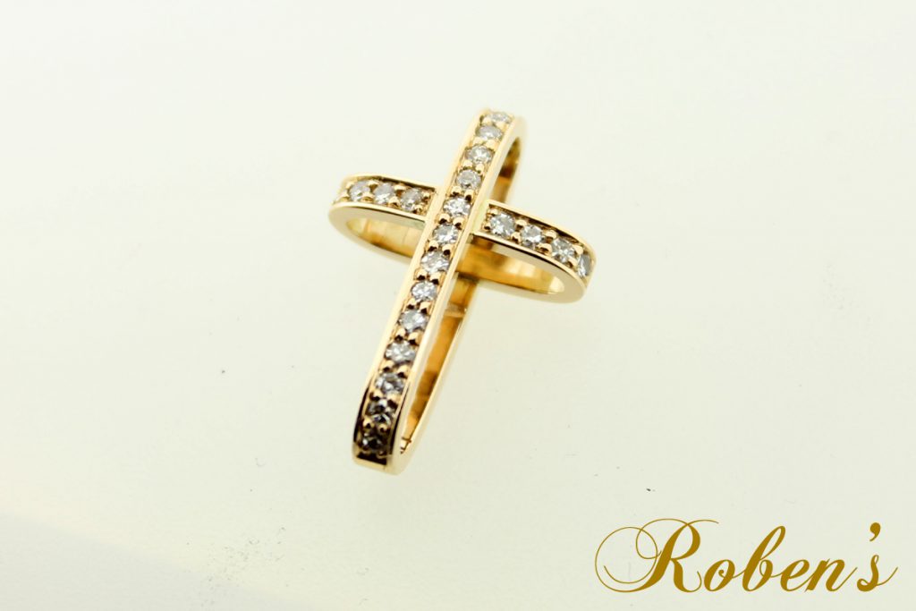 Ristiriipus timanteilla. Sormuksista valmistettiin uusi riipus